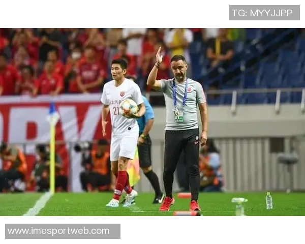 米兰2526赛季全家福揭晓阿莱格里与莫德里奇同框引热议 米兰2526赛季全家福揭晓阿莱格里与莫德里奇同框引热议