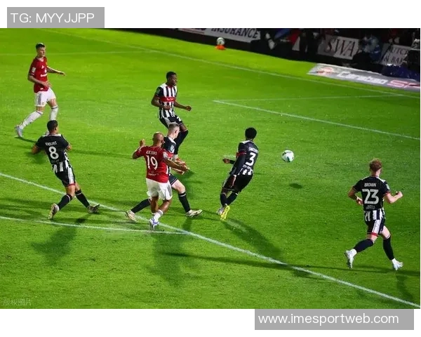 曼联官网报道姆伯莫本赛季英超无球前插跑动和预期助攻均居首位